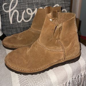 Size 6 UGG Unlined mini in Chesnut